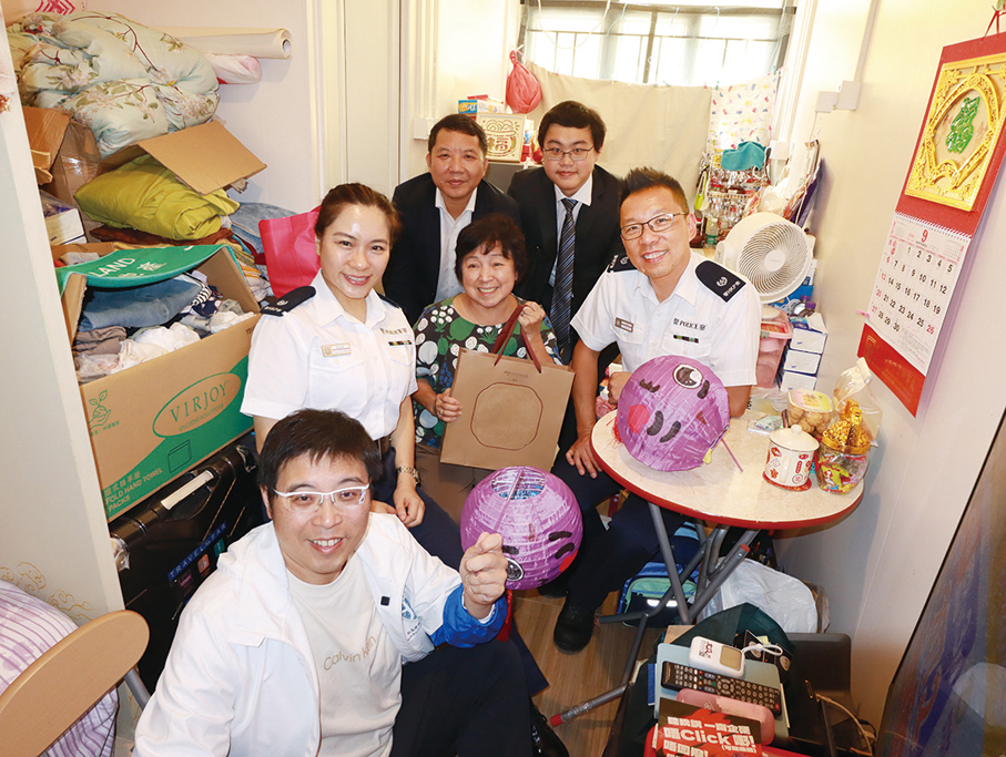 ●9月23日，莊紫祥在香港北區探訪當地長者，送上中秋問候。