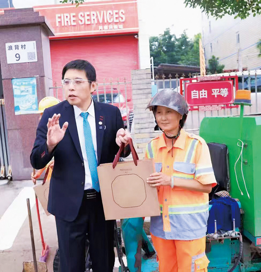 ●9月16日，莊紫祥來到寶龍街道同德社區黨群服務中心，慰問環衞工人及基層工作人員。