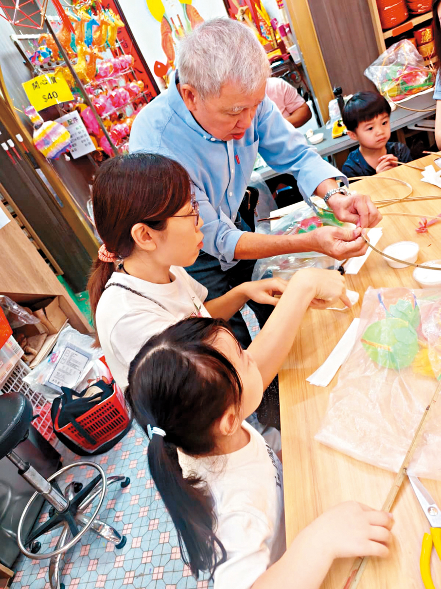 ●強哥教授親子製作燈籠。