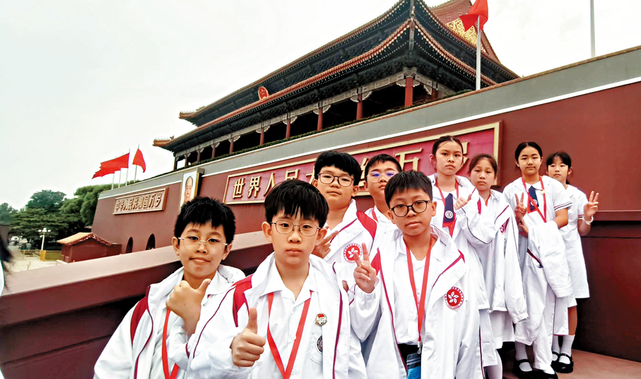 ●參加訪京團的秀明小學學生赴天安門廣場觀看升旗儀式。 秀明小學Fb圖片