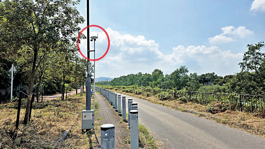 ●案發現場附近路段已安裝具有熱能探測功能的閉路電視系統（紅圈示）。 香港文匯報記者林兆崙  攝