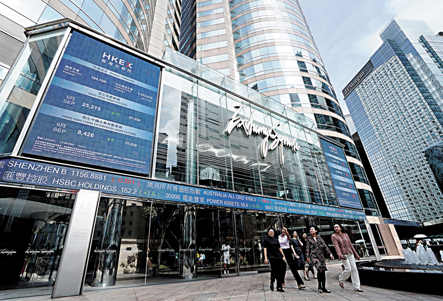 ●港股通納入人民幣櫃台後，料可促進更多內地投資者以人民幣購買香港股票。圖為中環交易廣場。 資料圖片