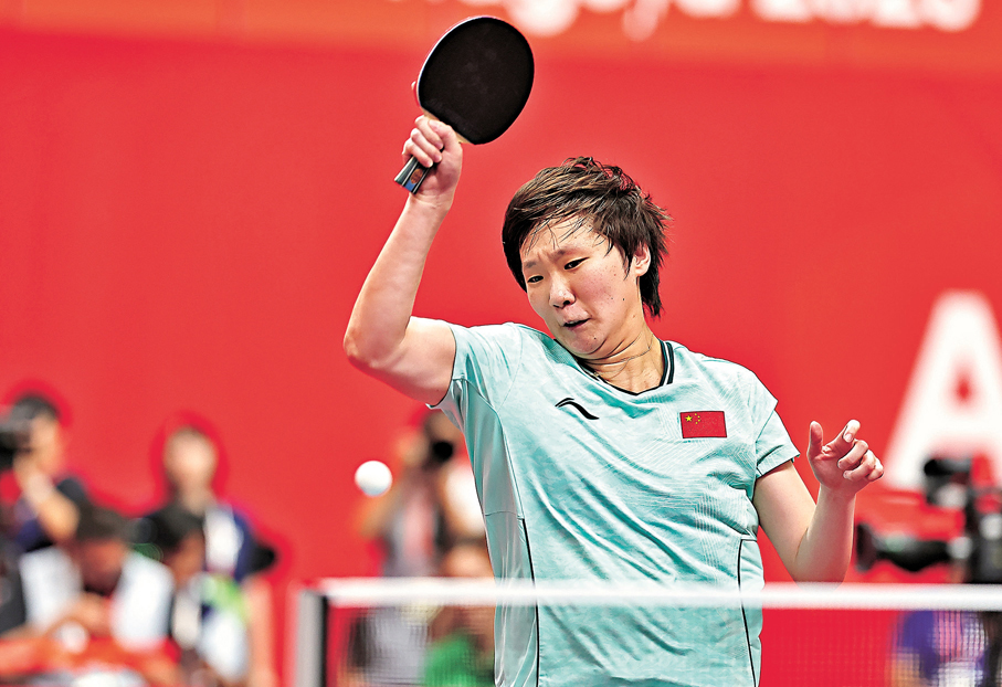 ●王曼昱於第二場以局數3：2險勝張本美和。 新華社
