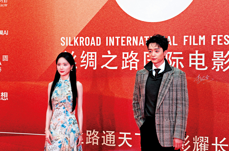 ●李思潼（左）和白宇帆亮相閉幕式紅毯。  西安發布