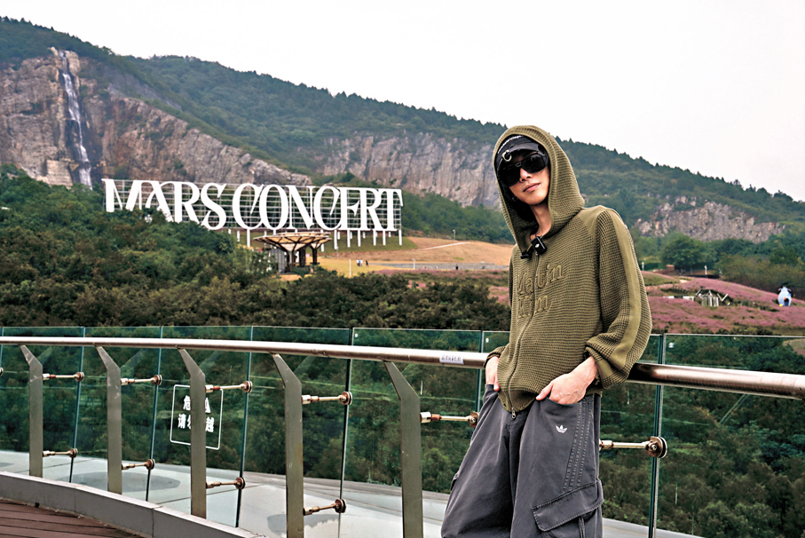 華晨宇：明月跨山海，照見灣區萬家。祝大灣區讀者、歌迷雙節喜樂，心懷熱愛，向陽而生，歲歲有光。