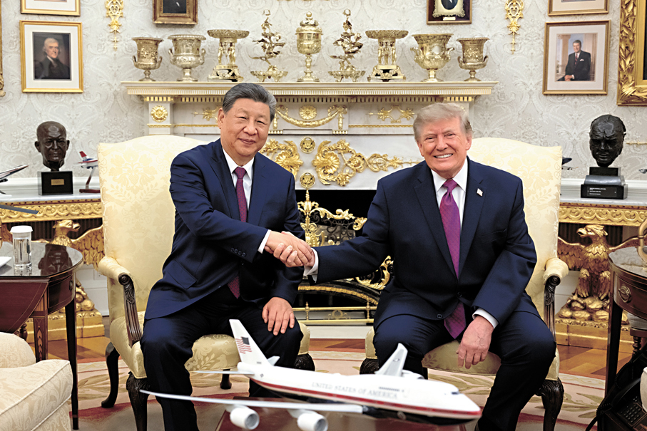 ●當地時間9月24日上午，美國總統特朗普在白宮舉行隆重儀式，熱烈歡迎中國國家主席習近平對美國進行國事訪問。歡迎儀式結束後，兩國元首移步白宮橢圓形辦公室，進行親切友好的交流。 新華社