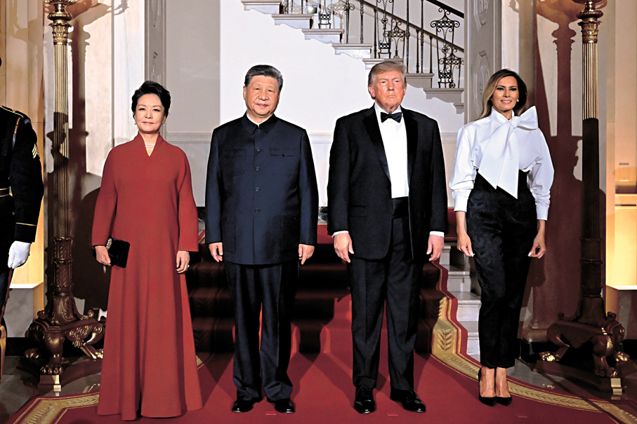 ●當地時間9月24日晚，美國總統特朗普和夫人梅拉尼婭為中國國家主席習近平和夫人彭麗媛在白宮舉行歡迎國宴。這是兩國元首夫婦合影。新華社