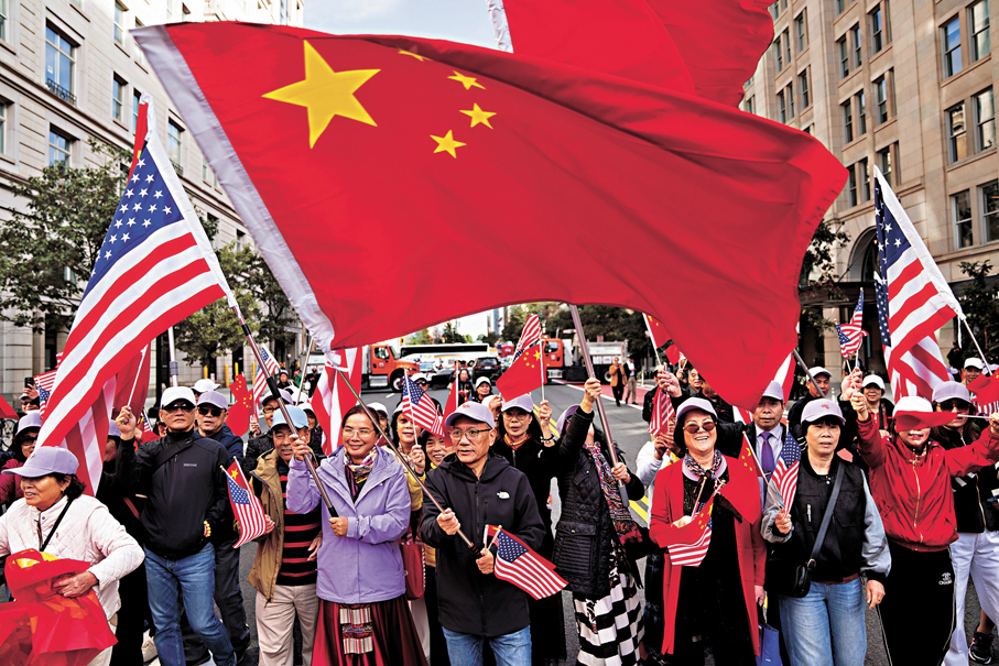 ●美國民眾和美國華僑在華盛頓揮舞中美兩國國旗，熱烈歡迎習近平主席到訪。 美聯社