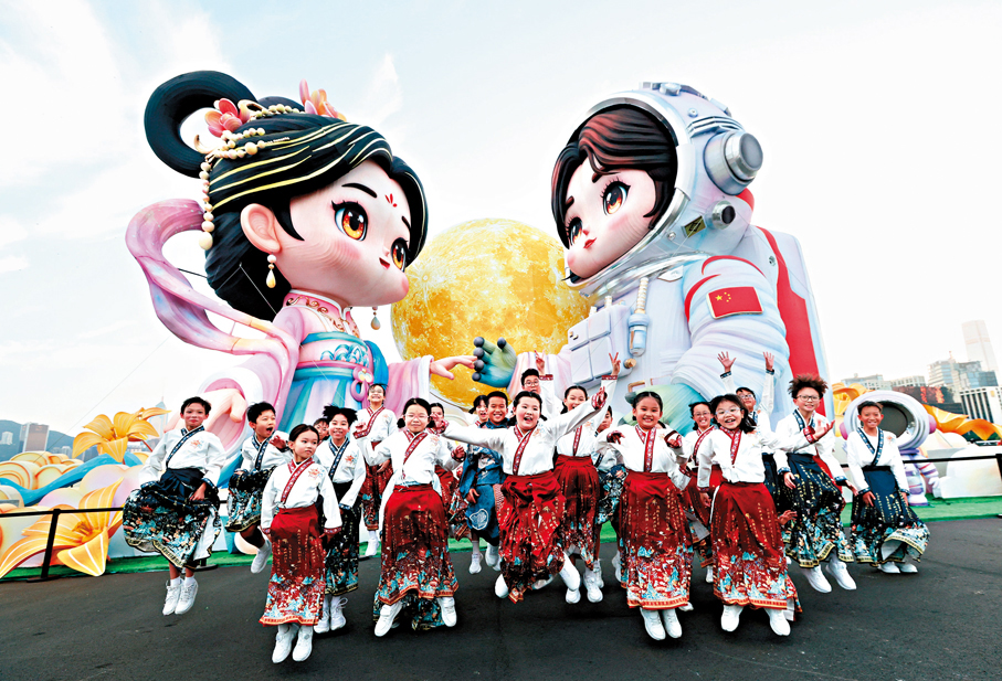 ●圖為香港學生在12米高巨型主題花燈“天宮相會”前打卡留念。香港文匯報記者曾興偉  攝