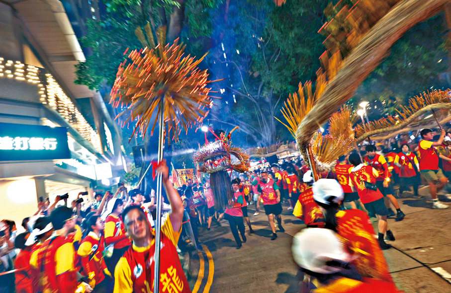 ●香港仔中秋火龍盛會昨晚舉行，吸引大批市民圍觀。 香港文匯報記者曾興偉  攝