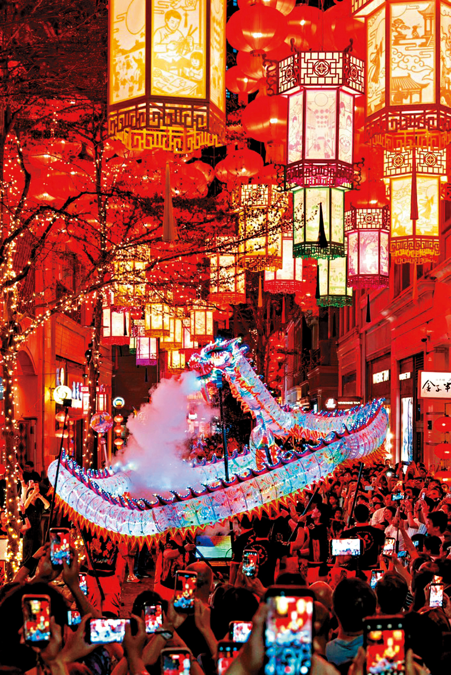 ●利東街昨晚舉行LED火龍舞鼓賀中秋。 主辦方供圖