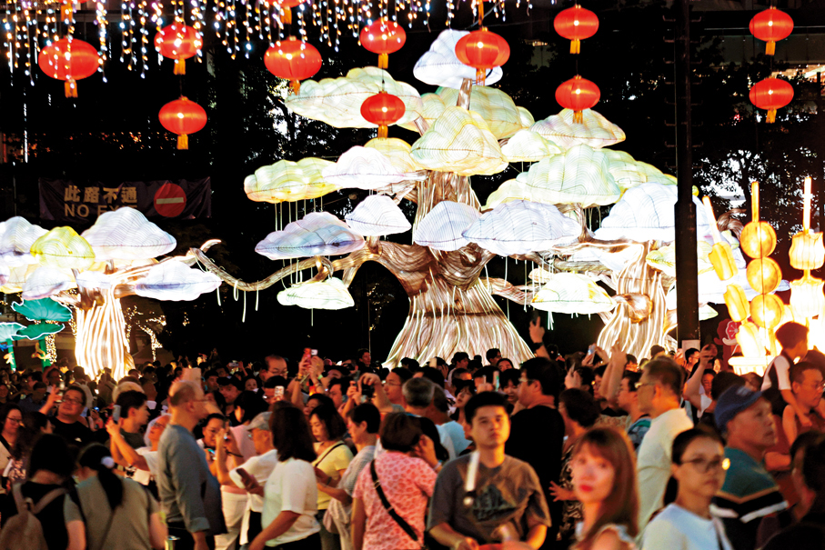 ●維園「國際中秋綵燈匯」熱鬧非凡，連日吸引大批市民遊客到場。香港文匯報記者北山彥  攝