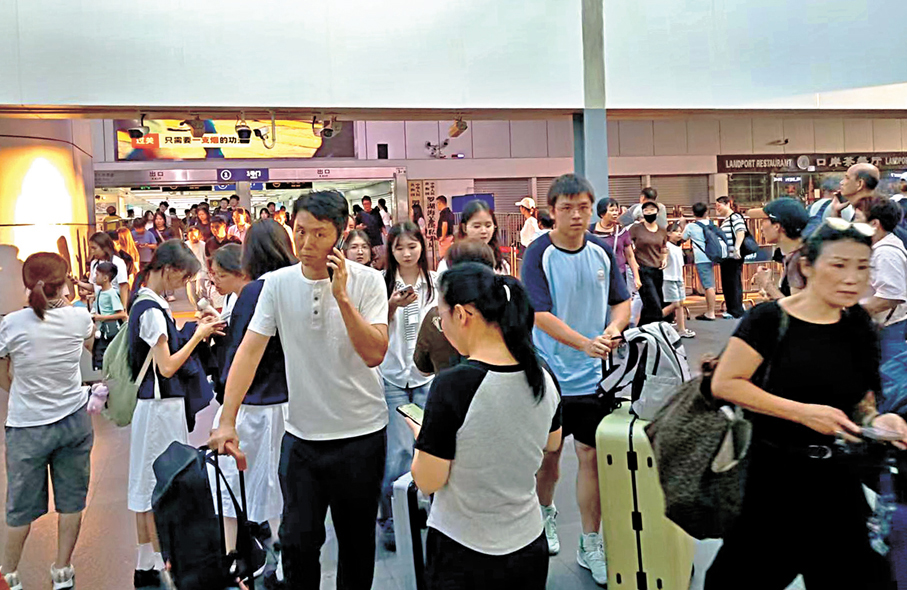 ●中秋節羅湖口岸迎來密集人潮，港人紛紛北上度佳節 。 香港文匯報記者李昌鴻  攝