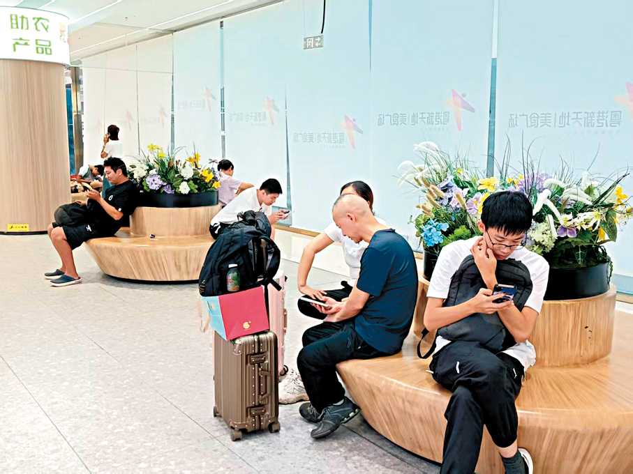 ●港人在羅湖旅遊集散中心辦理大灣區旅遊事宜。 香港文匯報記者李昌鴻  攝