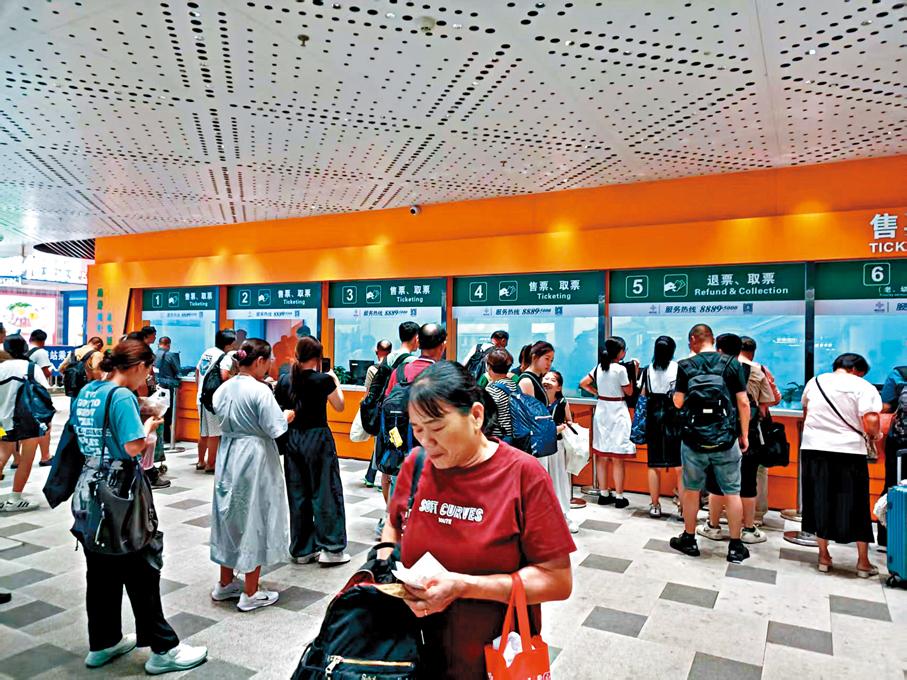 ●港人劉女士購買了到惠州的車票，中秋節假期與家人團圓。香港文匯報記者李昌鴻  攝