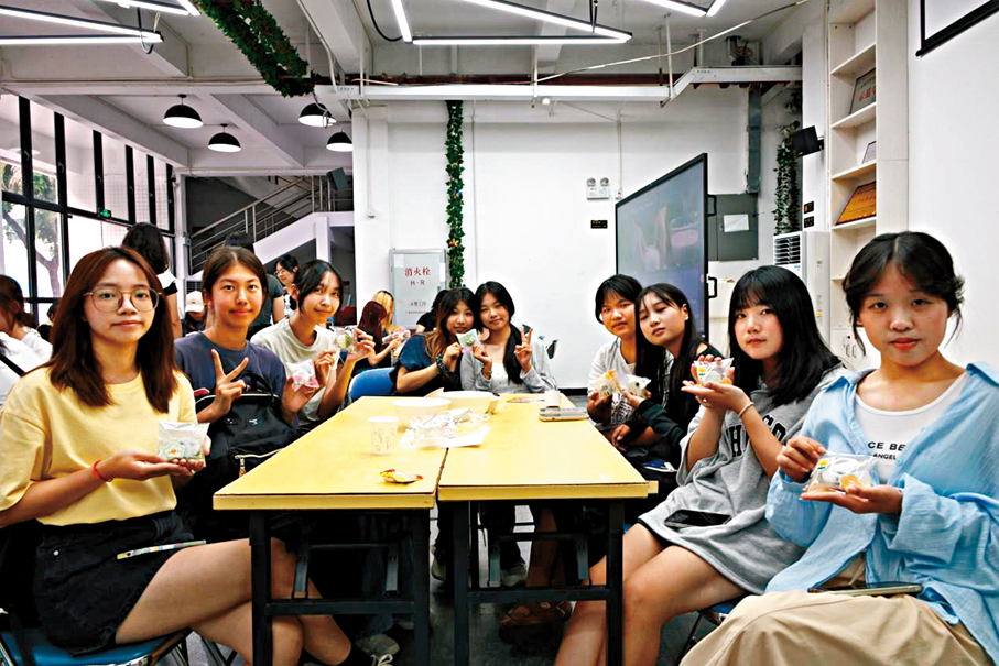 ●在內地求學的港澳台僑及國際學子一同製作月餅，體驗中秋味道。受訪者供圖