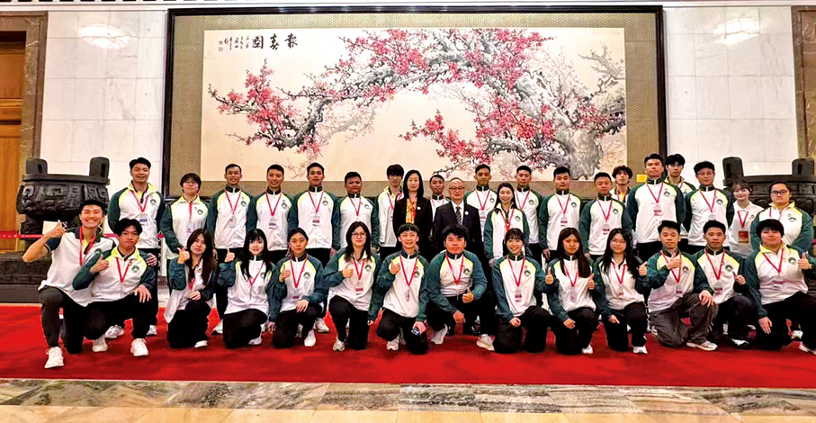 ●澳門代表團參觀人民大會堂。