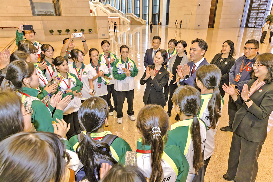 ●柯嵐與澳門師生代表交流。（澳門新聞局圖片）