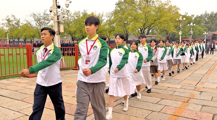 ●澳門學生觀禮後踏正步返程。