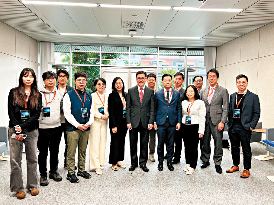 ●孫東與參與2026應用人工智能大會的香港科學園代表團的初創企業交流。 中通社