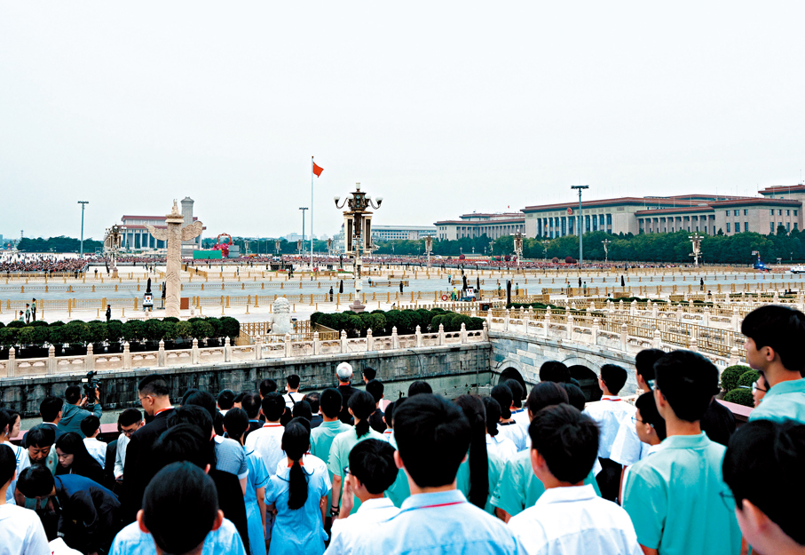 ●9月20日，來自香港、澳門的約1,000名大中小學升旗隊代表在北京天安門廣場觀看升國旗儀式。新華社