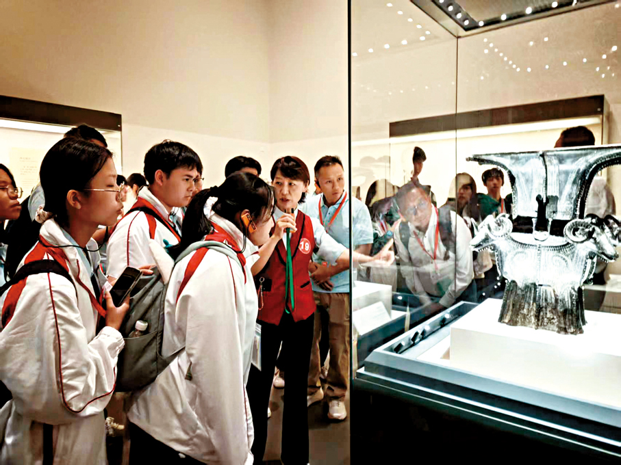 ●9月21日，港生走進國家博物館，參觀古代文物。 中新社