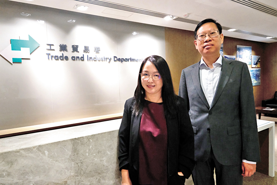 ●貿易主任不只對外談判，還負責進出口簽證、支援中小企、推動投資，並派駐海外經貿辦，幫香港「引進來、走出去」。左起：胡凱欣、黃振輝。 香港文匯報記者涂穴  攝