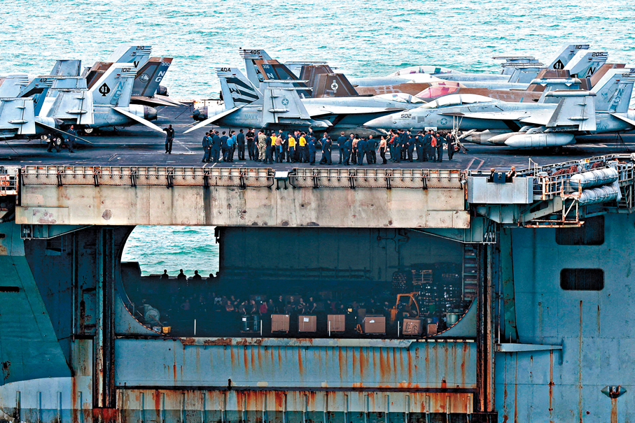 ●美軍「林肯號」航空母艦早前結束中東長期部署後，駛向泰國港口準備靠岸休息。路透社