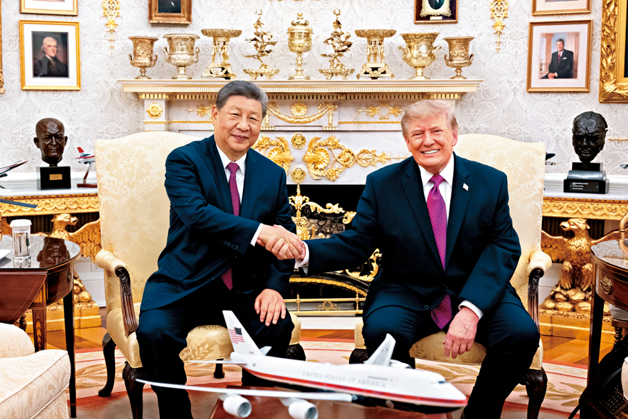 ●當地時間9月24日上午，美國總統特朗普在白宮舉行隆重儀式，熱烈歡迎中國國家主席習近平對美國進行國事訪問。歡迎儀式結束後，兩國元首移步白宮橢圓形辦公室，進行親切友好的交流。 新華社