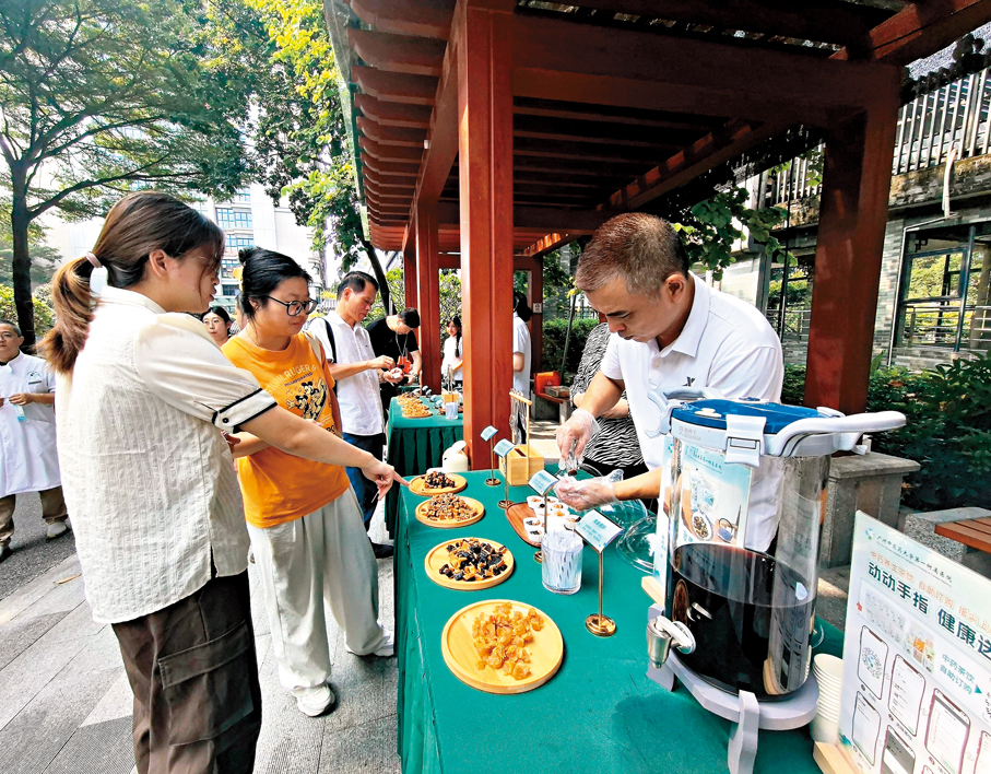 ●廣中醫一附院今年在內部職工飯堂推出的8款養生月餅火爆出圈，醫院應網友的呼聲舉行試吃活動。香港文匯報記者李望賢 攝