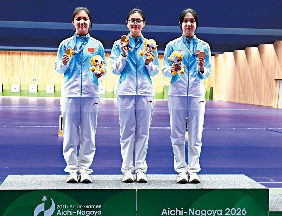 ●（左起）張力元、韓佳予與王子菲在女子50米步槍三姿團體賽奪冠，助中國代表團收穫今屆亞運第100面金牌。 新華社