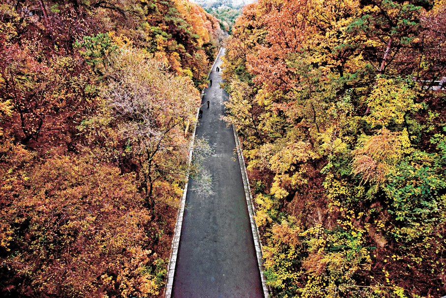 ●吉林市白山湖秋色。 張軍  攝