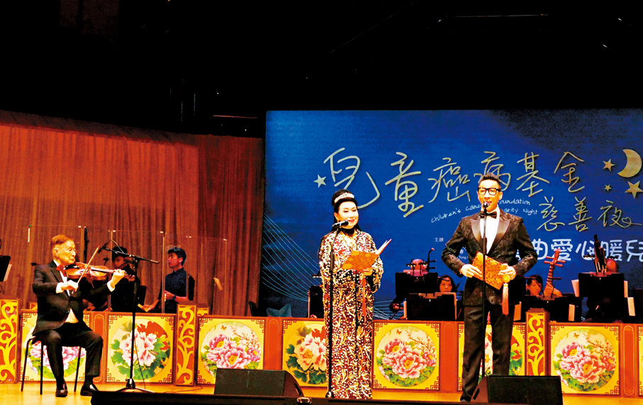 ●朱慶祥為煒唐和甘何淑儀演唱任白名曲《再世紅梅記之脫阱救裴》拍和。