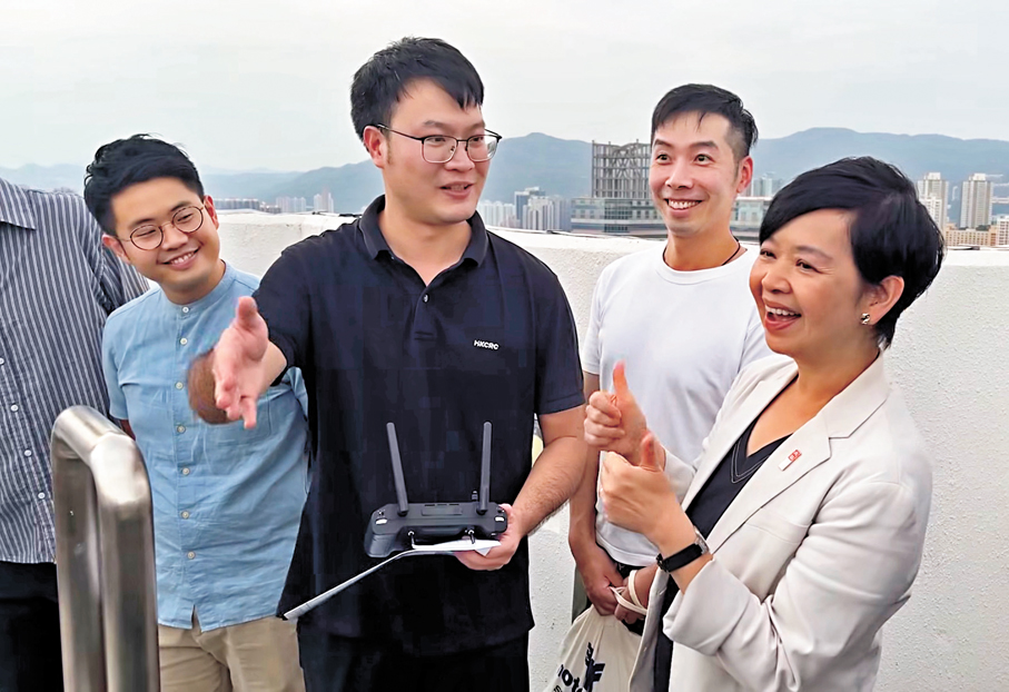 ●何永賢現場視察「洗水缸機器人」作業。 何永賢Fb視頻截圖