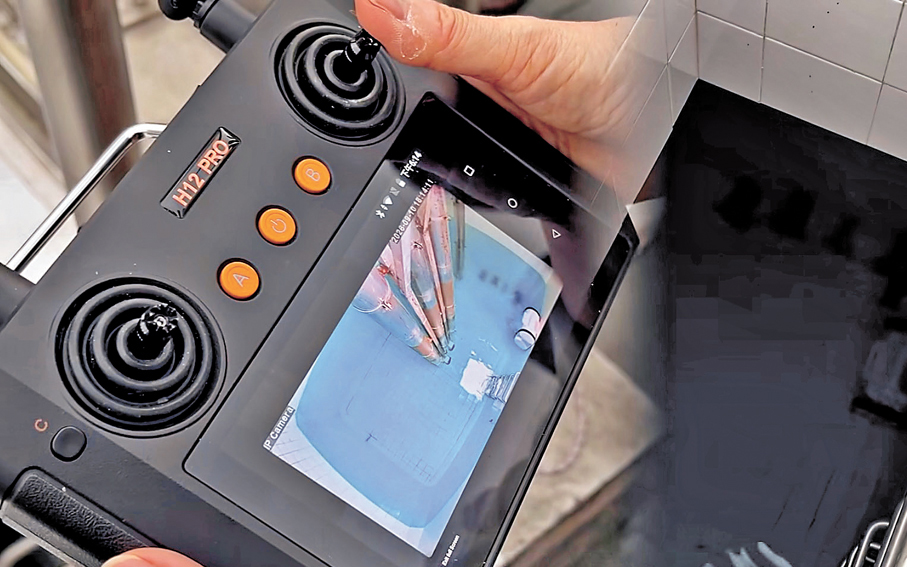 ●透過遙控器熒幕，可實時高清監控機器人在水缸內的工作畫面。 何永賢Fb視頻截圖