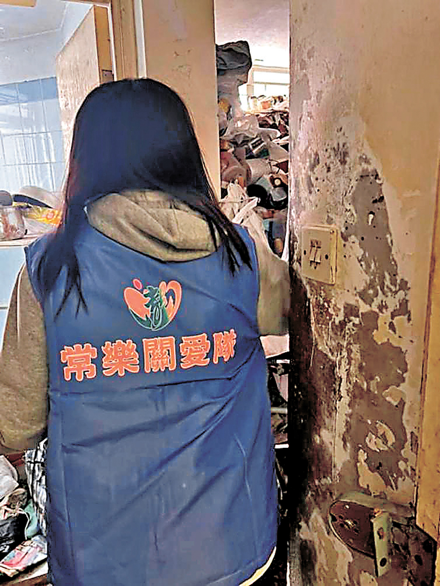 ●常樂關愛隊隊員在場協助清理長者家中雜物。 作者供圖