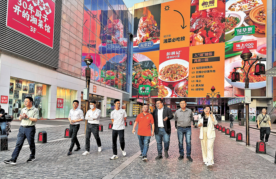 ●陳嘉華（右三）和香港餐飲同行在長沙考察。    香港文匯報長沙傳真