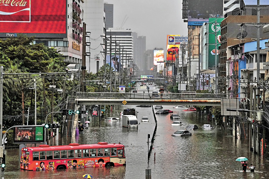 ●曼谷遭遇暴雨，巿區大範圍水浸。 美聯社