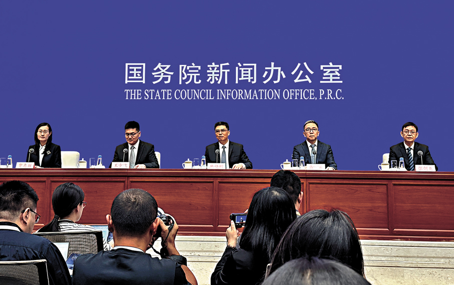●國新辦昨日就落實「十五五」規劃，推動中央企業高質量發展情況舉行新聞發布會。 香港文匯報記者李暢  攝