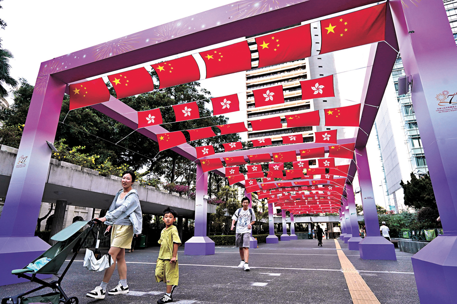 ●街道上洋溢着歡慶的氛圍。香港文匯報記者曾興偉  攝