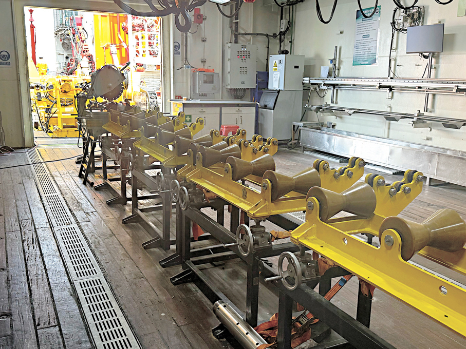 ●岩心被帶回甲板後，會通過「夢想」號的自動化傳輸軌道進行運輸。
