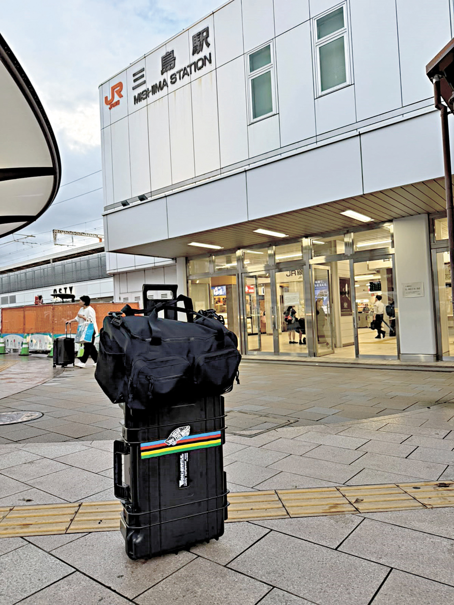 ●記者轉場準備採訪場地單車。    香港文匯報記者葉詩敏  攝