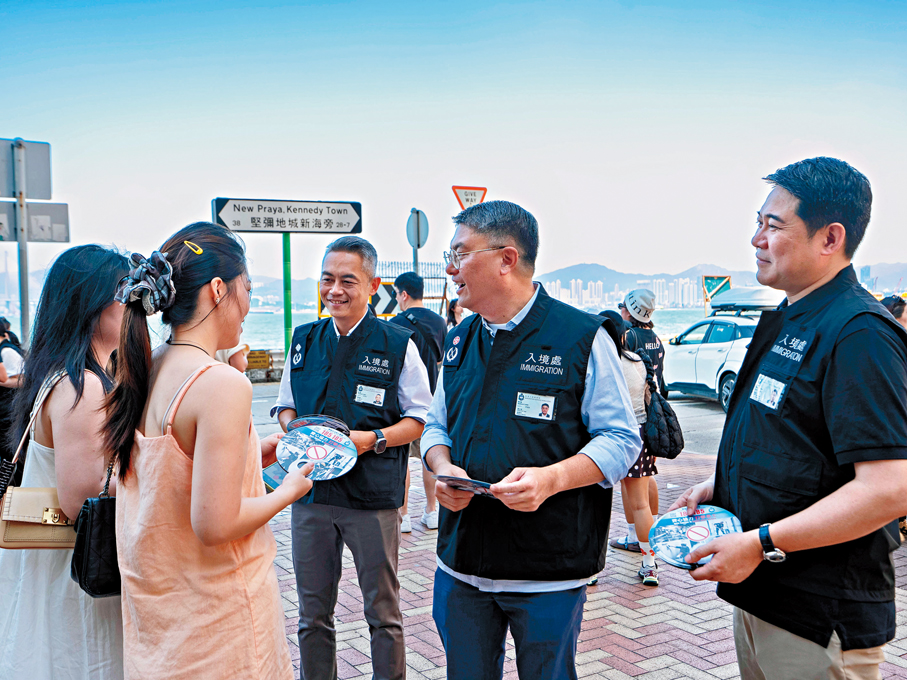 ●入境處副處長（執法、系統及管理）蔡志遠（右二）帶領同事到旅遊熱點，向市民及旅客派發宣傳單張，呼籲切勿聘用非法勞工。 政府新聞處