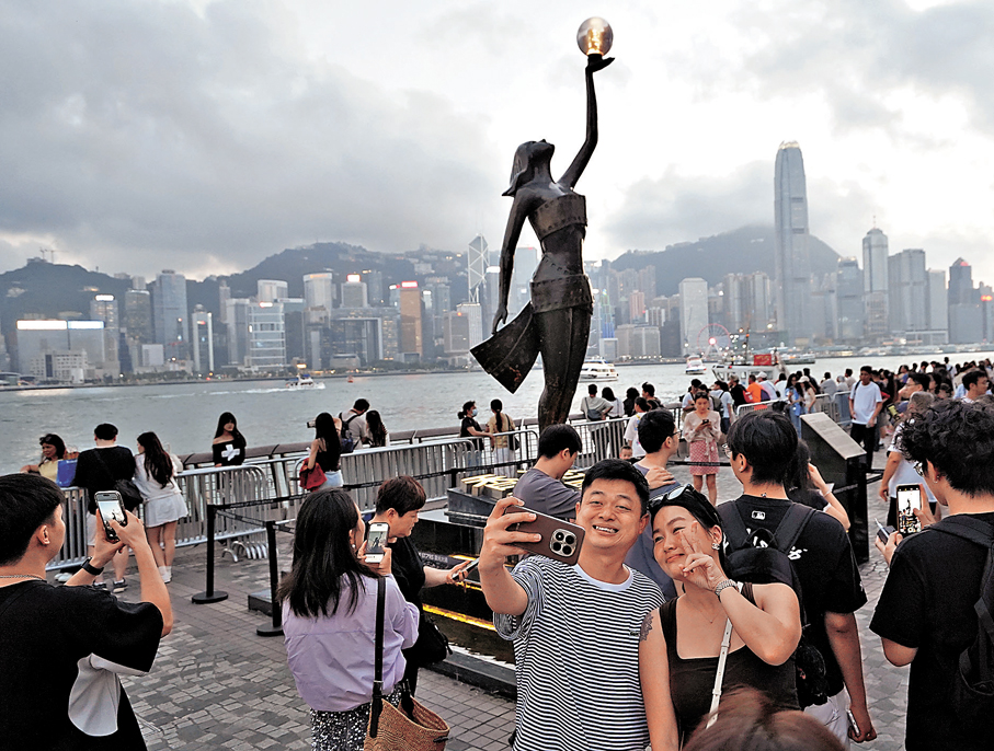●入境處預計今年國慶黃金周有約129萬內地訪港旅客人次。圖為遊客在星光大道留影。香港文匯報記者曾興偉  攝