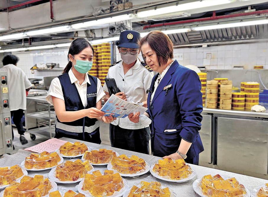 ●食環署人員向餐飲業處所人員講解。政府新聞處