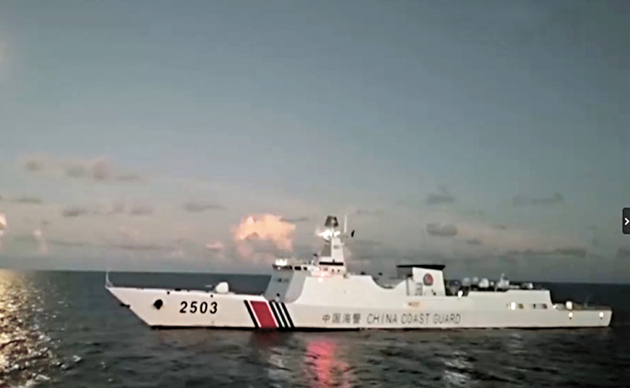●「朱家尖」艦與中秋月亮「同框合影」的畫面。  央視截圖