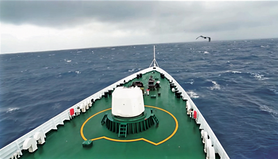 ●9月29日，中國海警「朱家尖」艦編隊位中國台灣島以東海域依法開展常態化執法巡查。 視頻截圖
