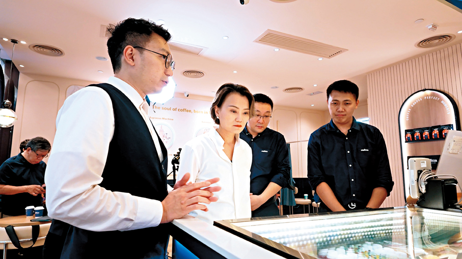 ●屈翠容（左二）在香港了解市場最新發展情況。 港台供圖