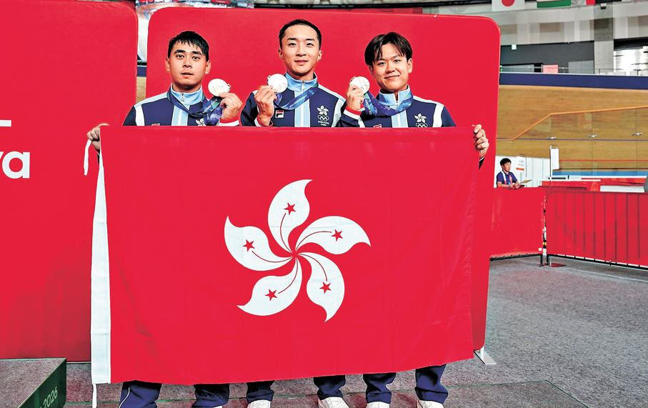 ●港隊於亞運男子團體競速賽歷史性摘銅。    香港文匯報記者葉詩敏  攝