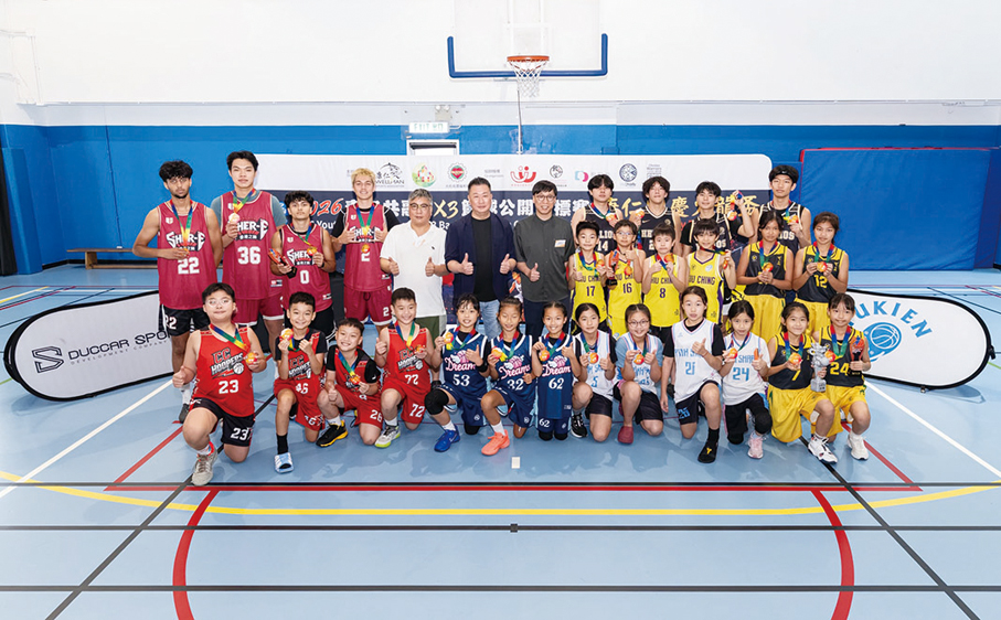 ●U10及U18組別得獎者與頒獎嘉賓大合照。